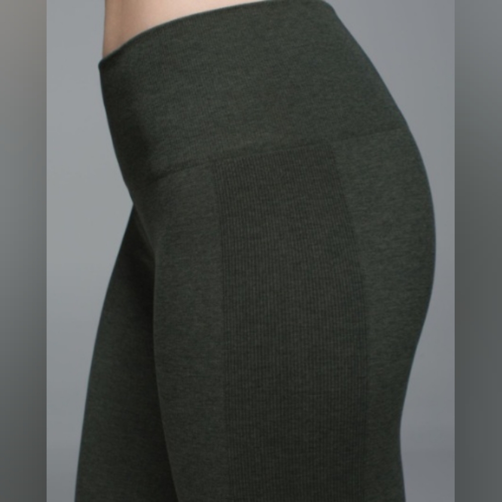 Lululemon Seamlessly Street Crop sz 6